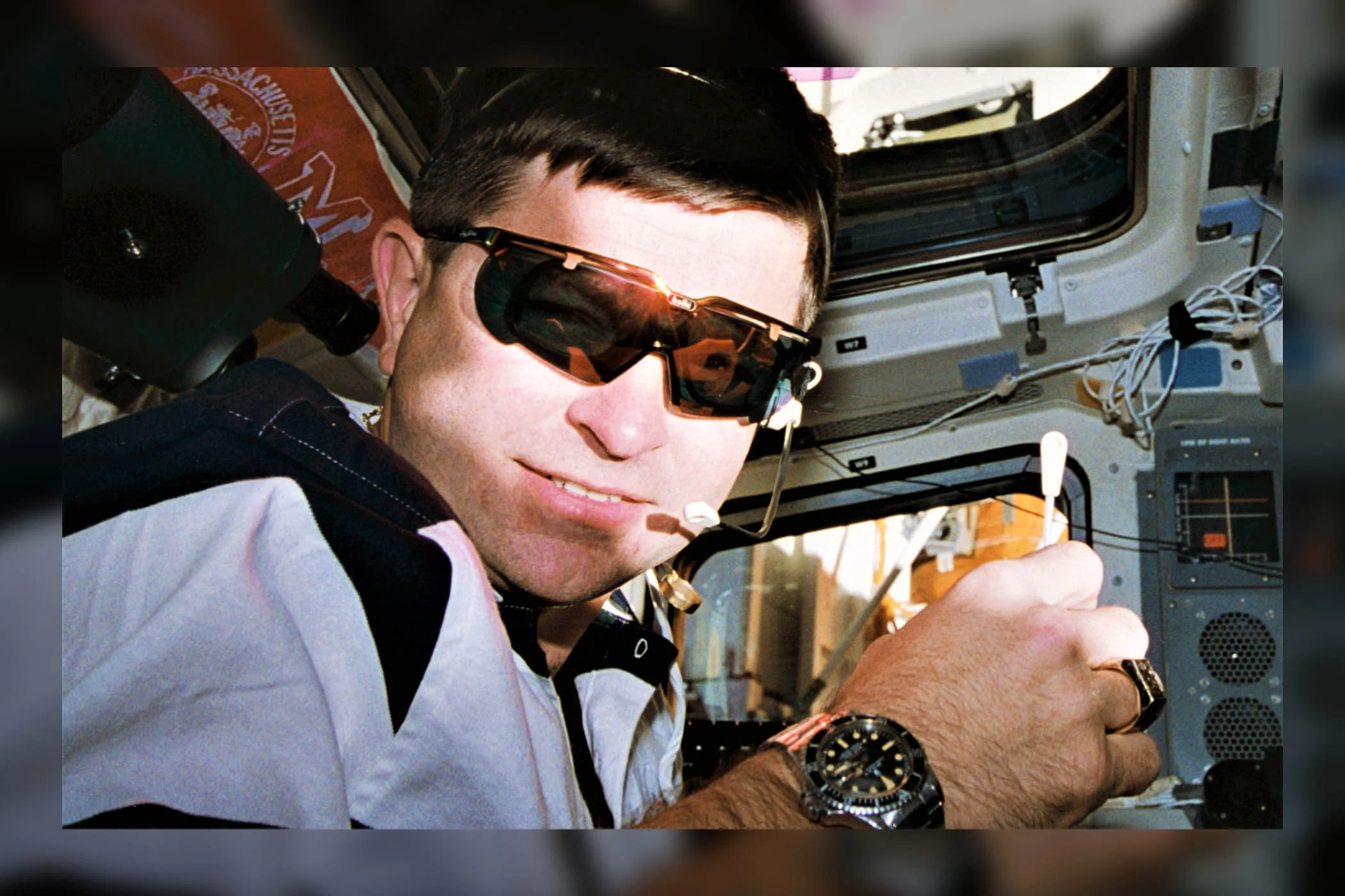 宇宙初のロレックス サブマリーナー - ケネス D. キャメロン宇宙飛行士 NASA - ロレックス サブマリーナー デイト レッド 1680 スペース 1995